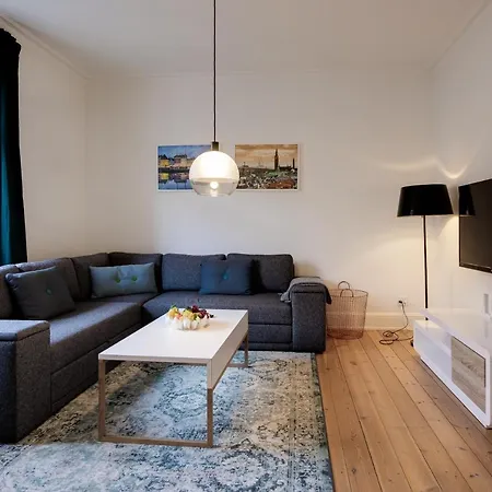 3 Bedroom 2 Bath Apartment In Lovely Neighbourhood *