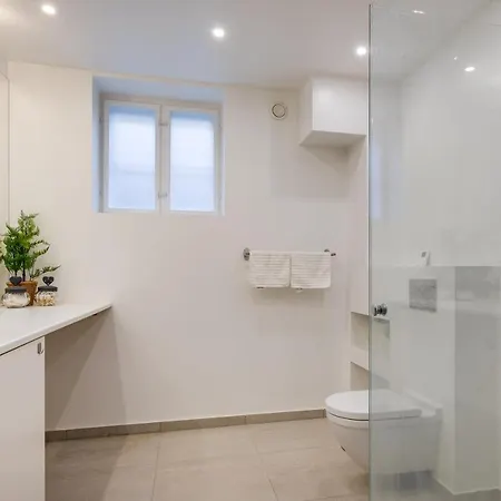 Lejlighed 3 Bedroom 2 Bath Apartment In Lovely Neighbourhood *